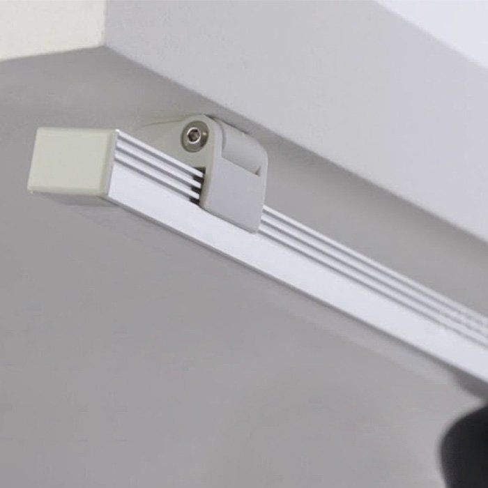 Verstellbarer Halter hält das LED-Profil unter dem eingestellten Winkel an der Decke